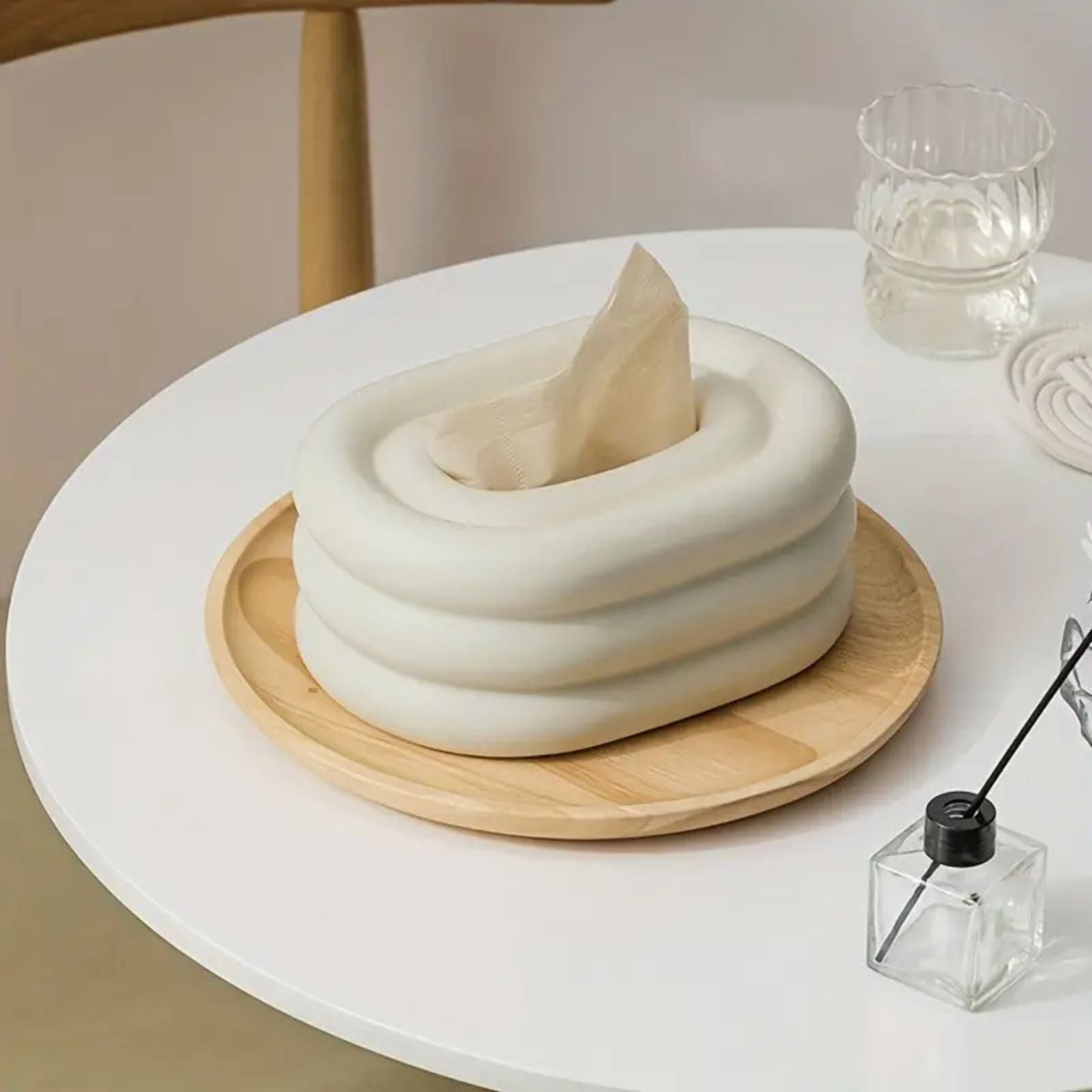 Gloria Tissue Holder - Lustre-Keramik, Cremefarbenes Windring-Design 2